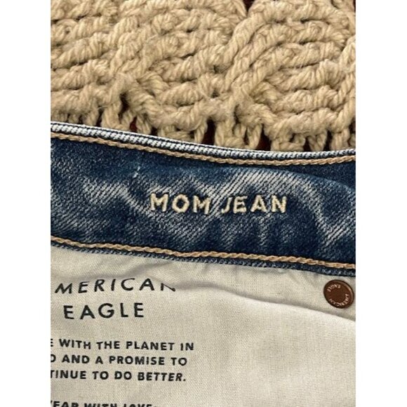 American Eagle Straight Mom Jean Distressed Light‎ Wash Pants Women's Size 10S - Picture 3 of 14
